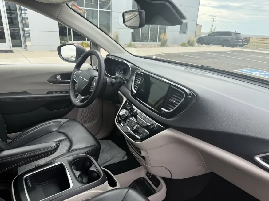 2023 Chrysler Pacifica Touring L | Photo 16 of 24