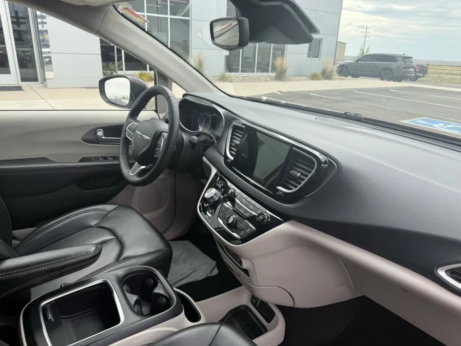 2023 Chrysler Pacifica Touring L | Photo 16 of 24