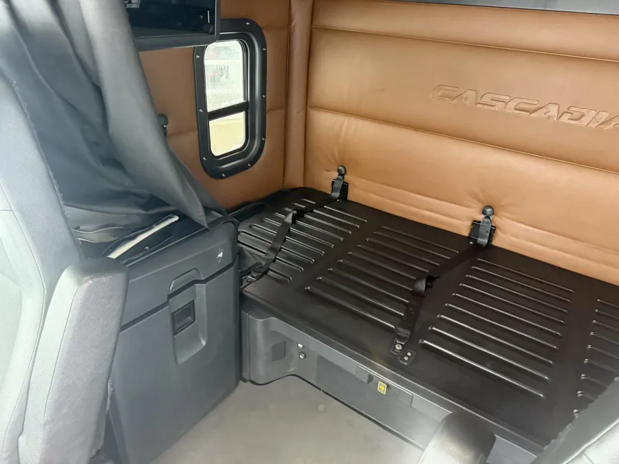 2022 Freightliner Cascadia | Photo 8 of 11