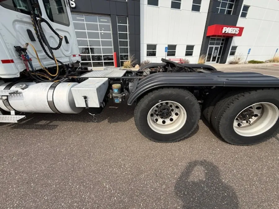 2020 Freightliner Cascadia 113 | Photo 3 of 10