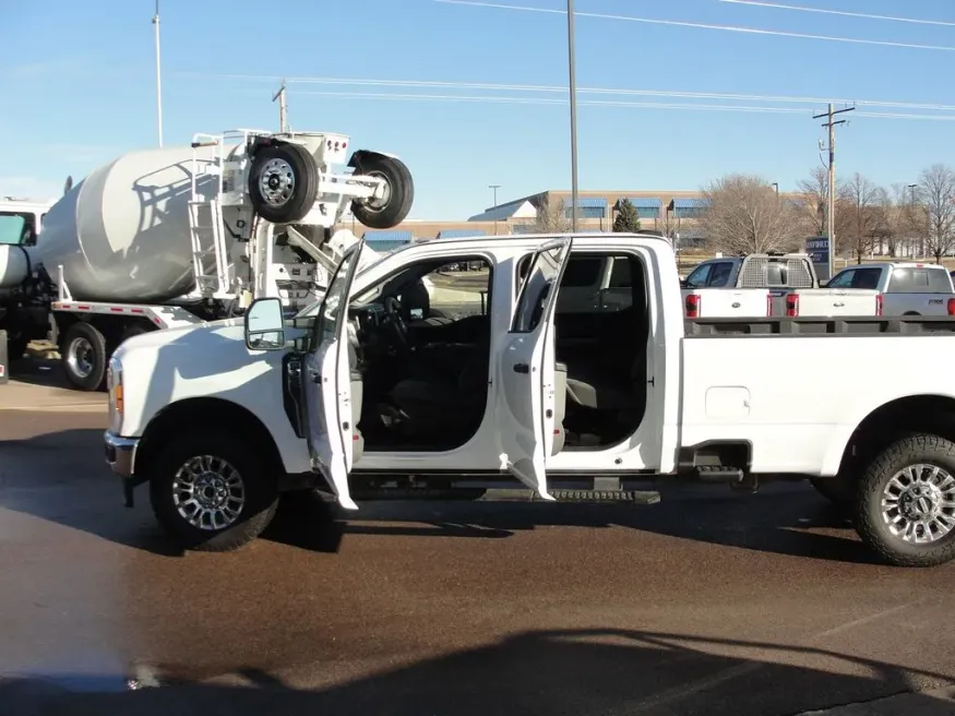 2024 Ford Super Duty F-350 XLT | Photo 16 of 34