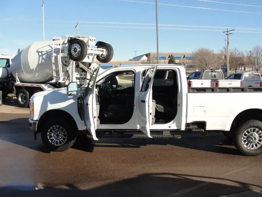 2024 Ford Super Duty F-350 XLT | Photo 16 of 34