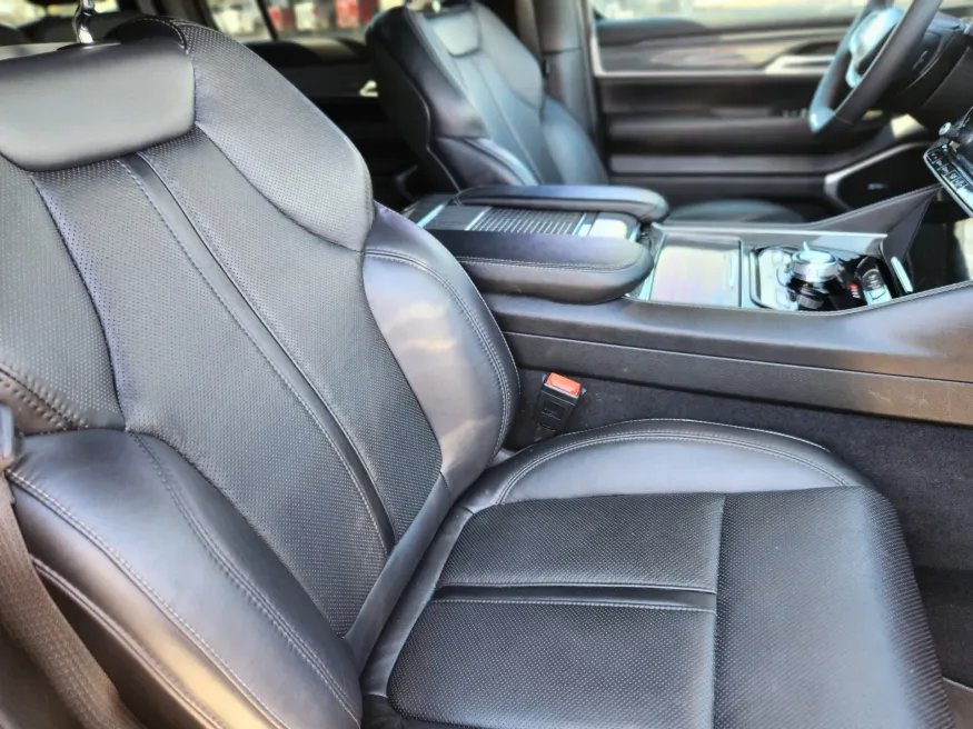 2022 Jeep Wagoneer Series III | Photo 13 of 25