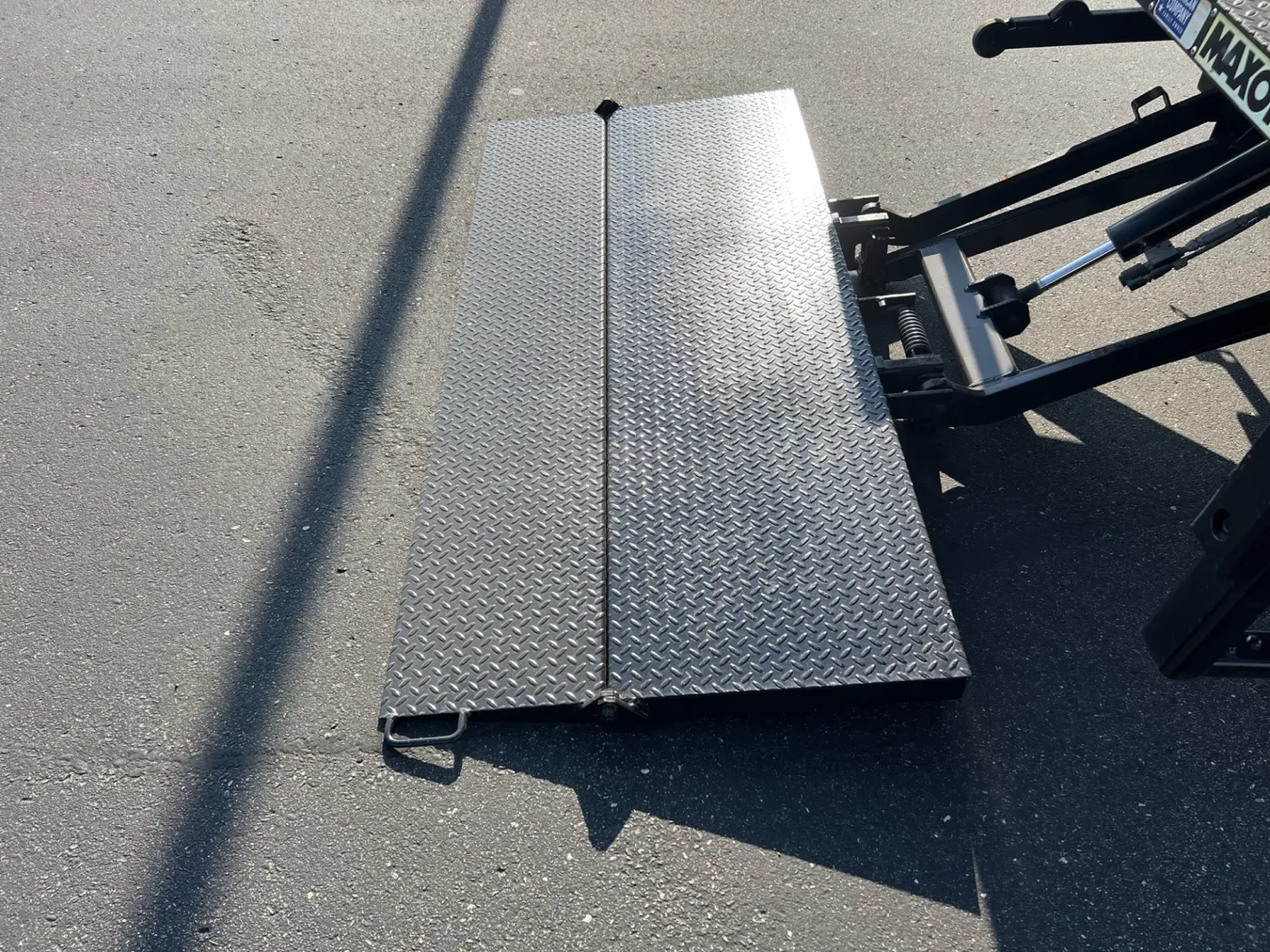 2024 Isuzu NPR | Photo 5 of 14