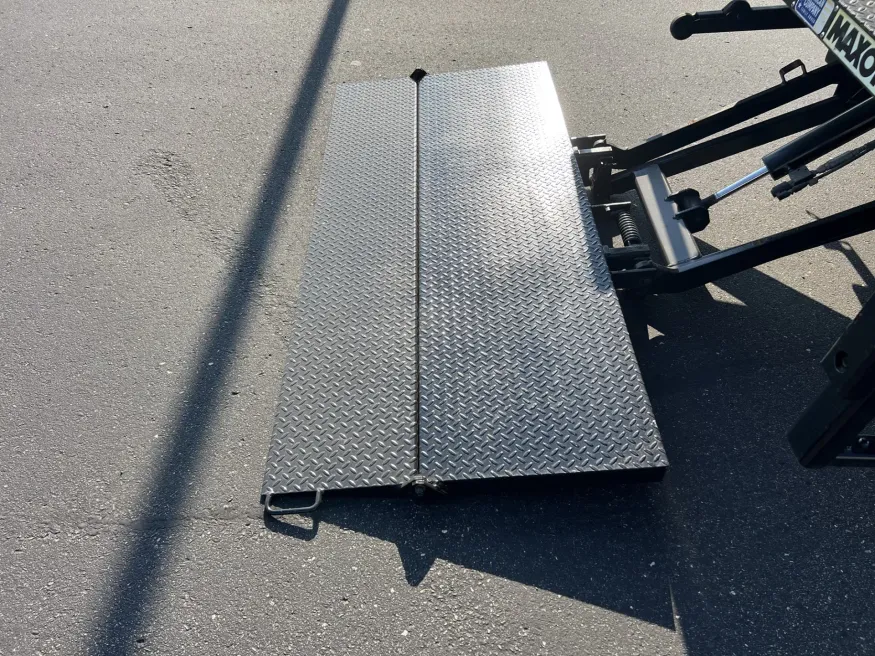 2024 Isuzu NPR | Photo 5 of 14