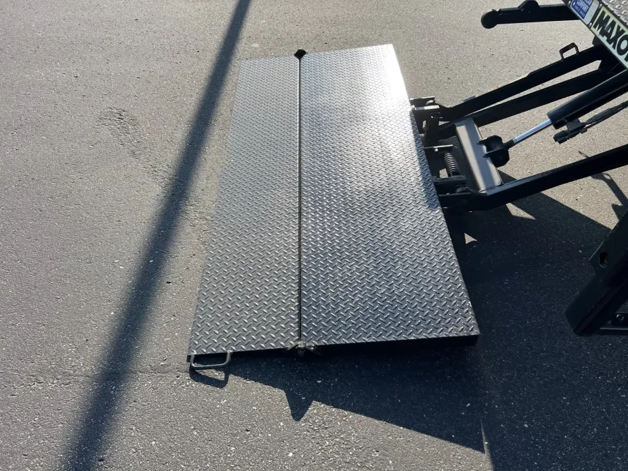 2024 Isuzu NPR | Photo 5 of 14