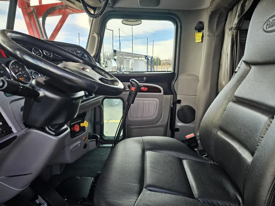 2020 Peterbilt 389 | Photo 28 of 34