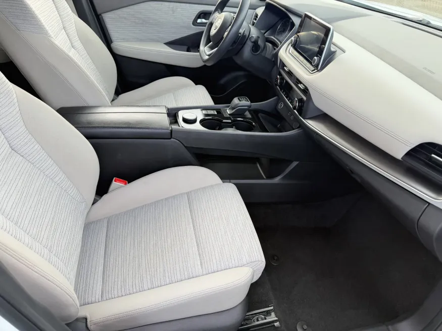 2023 Nissan Rogue SV | Photo 11 of 18