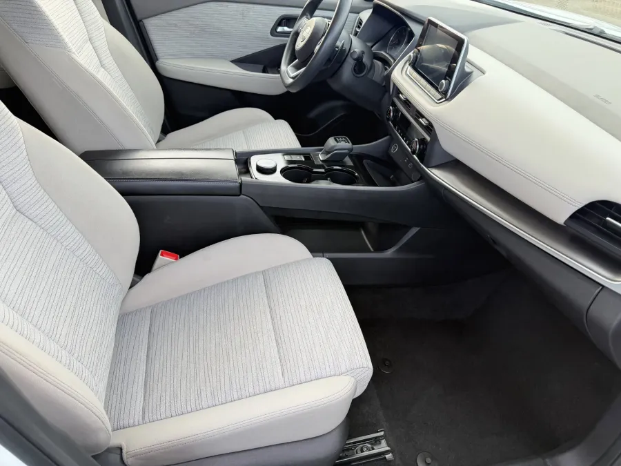 2023 Nissan Rogue SV | Photo 11 of 18