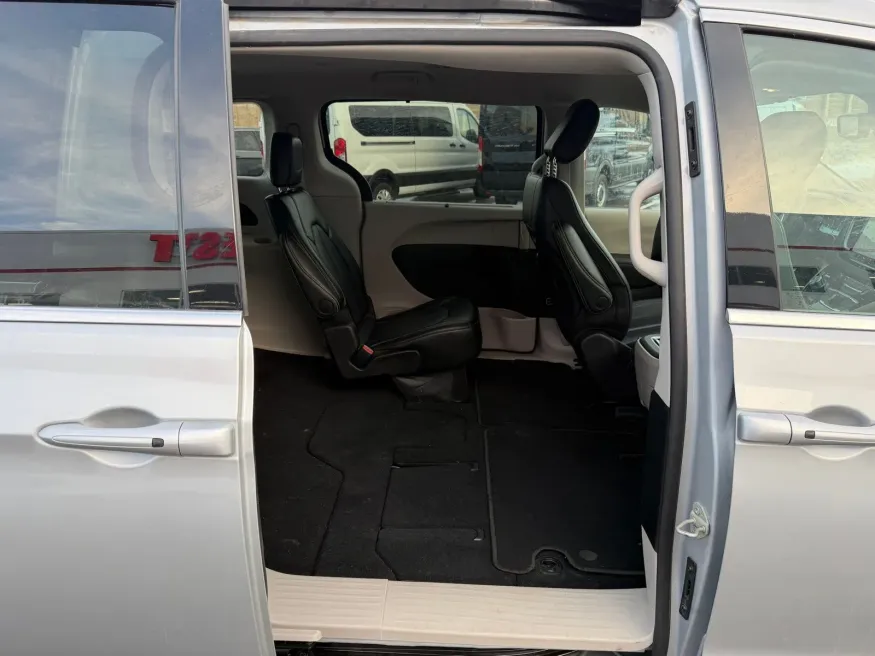 2024 Chrysler Pacifica Touring L | Photo 19 of 24