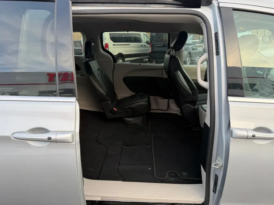 2024 Chrysler Pacifica Touring L | Photo 19 of 24