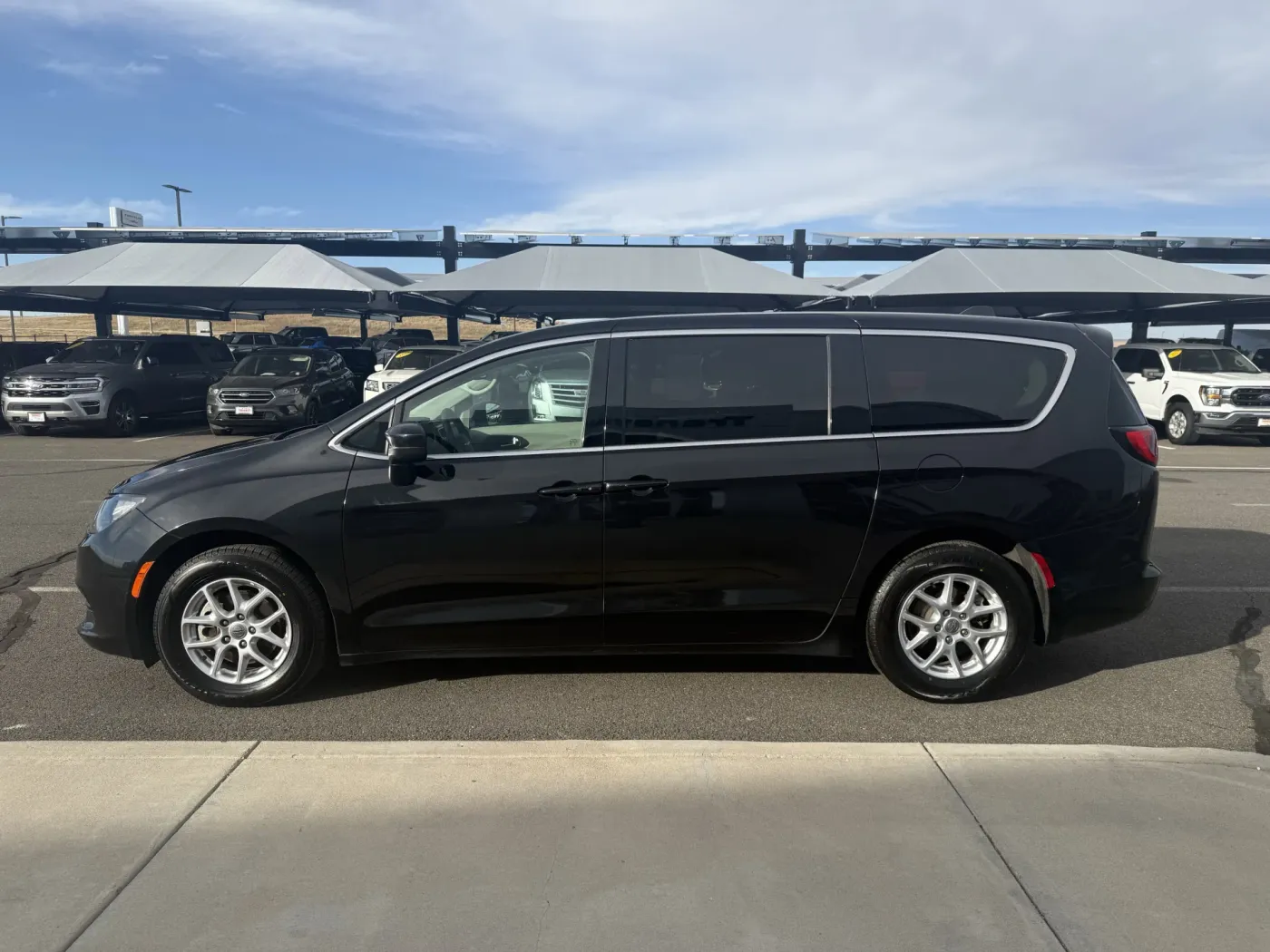 2023 Chrysler Voyager LX | Photo 4 of 20