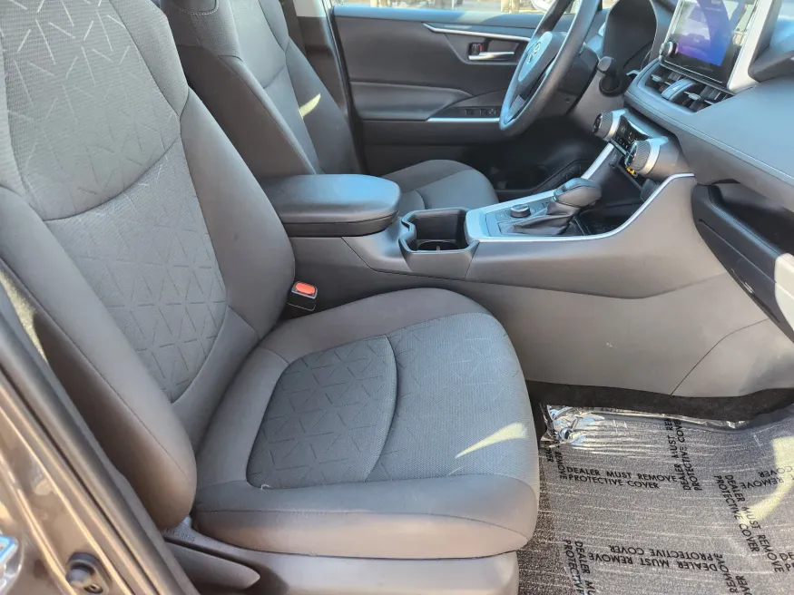 2025 Toyota RAV4 Hybrid XLE | Photo 18 of 30