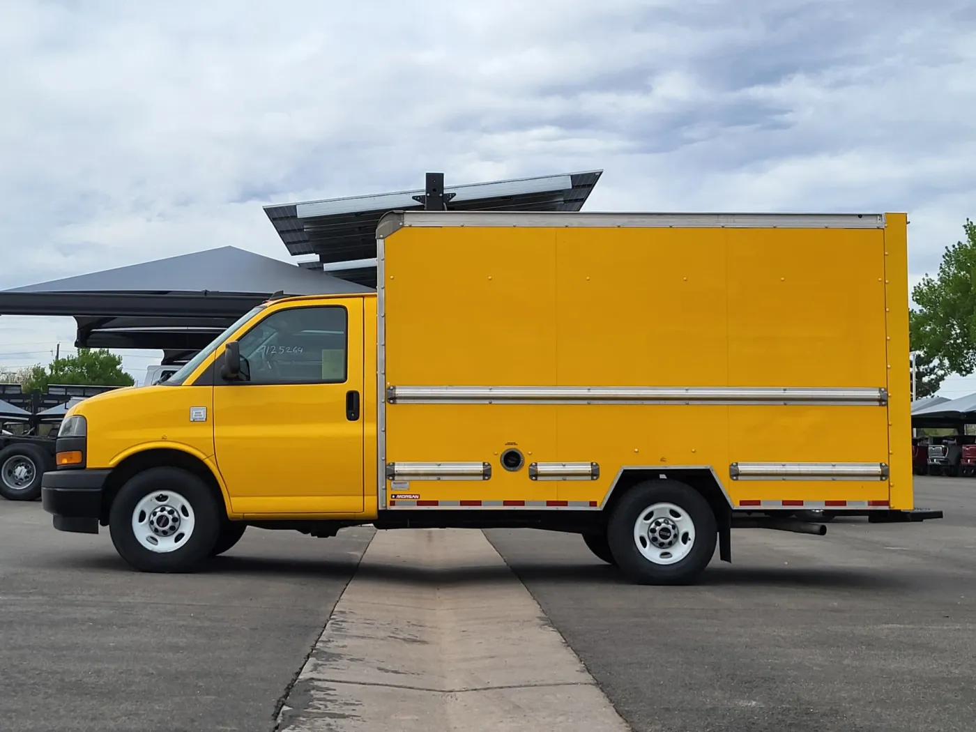 2021 GMC Savana Commercial Cutaway CUTWAY | Photo 3 of 20