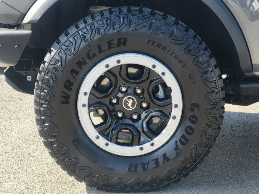 2024 Ford Bronco Badlands | Photo 9 of 25