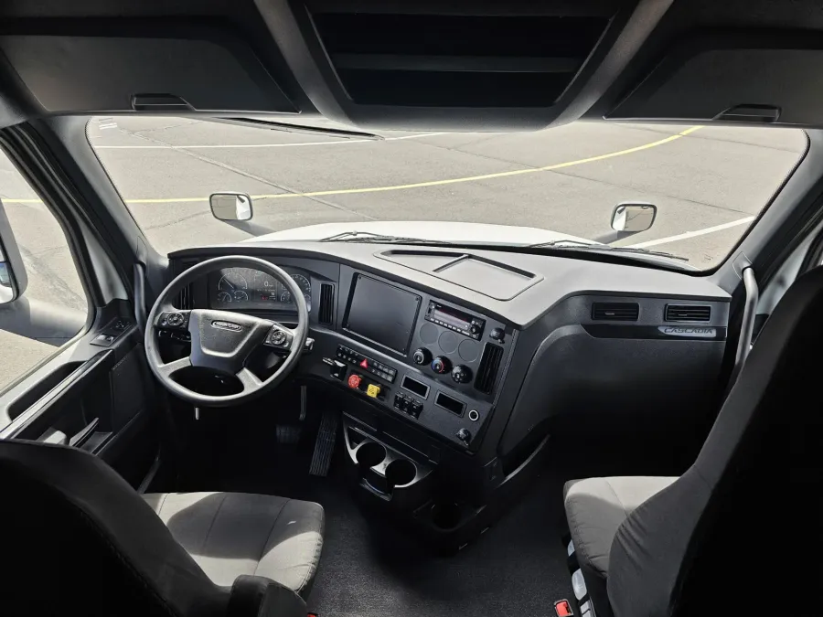 2023 Freightliner Cascadia | Photo 16 of 20
