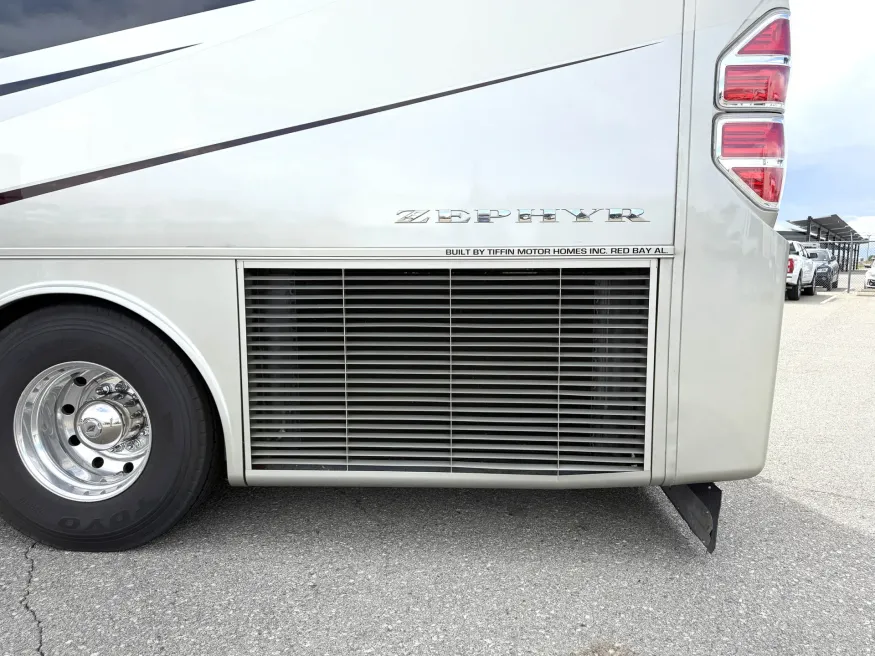 2013 Tiffin Zephyr | Photo 30 of 32