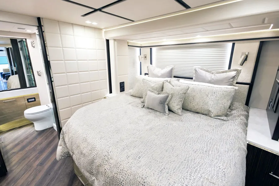 2027 Emerald Luxury Coaches Prevost H3-45 Quad Slide | Photo 14 of 33