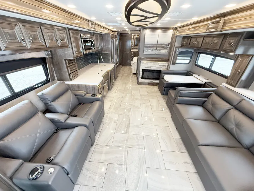 2019 Fleetwood Discovery 40M LXE | Photo 4 of 30