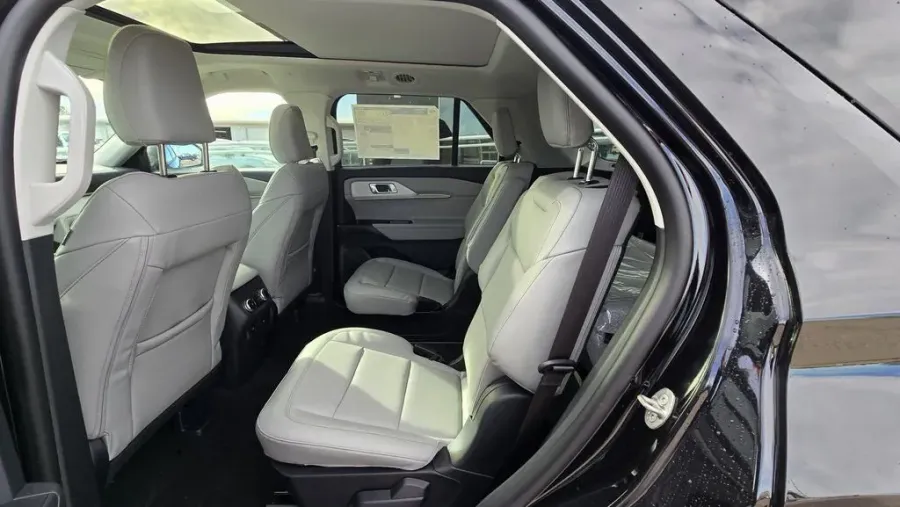 2026 Ford Explorer | Photo 30 of 32