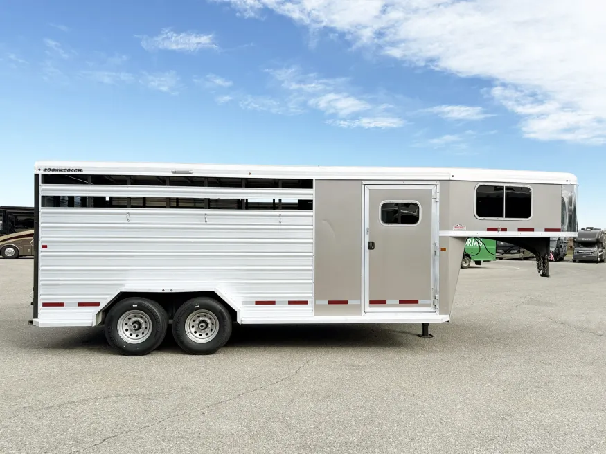 2022 Logan Coach Stock Combo | Photo 2 of 16