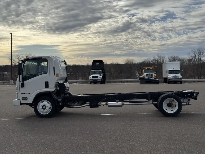 2025 Isuzu NRR | Photo 4 of 24