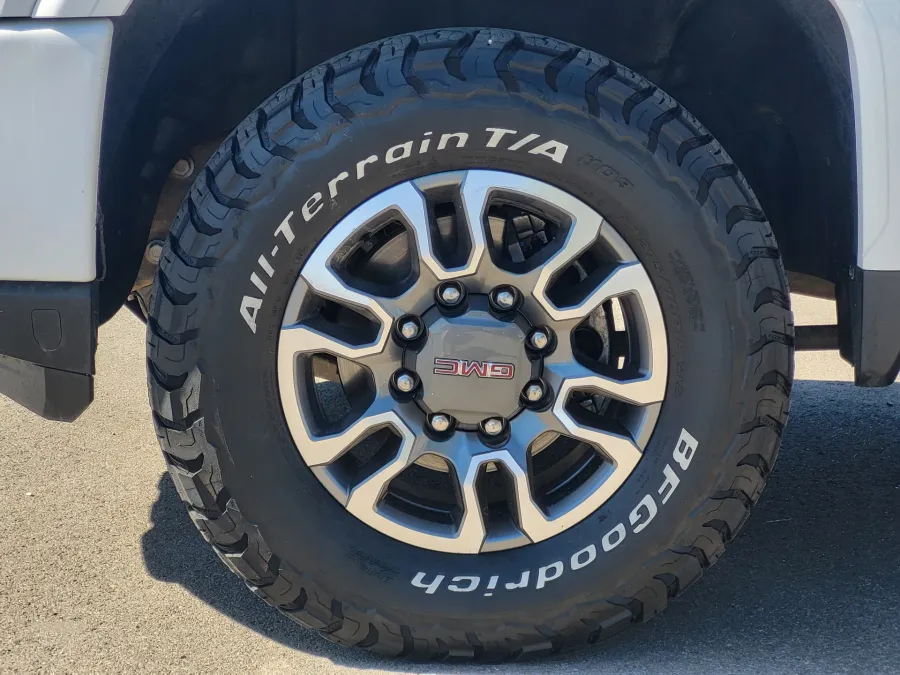 2023 GMC Sierra 2500HD AT4 | Photo 9 of 24