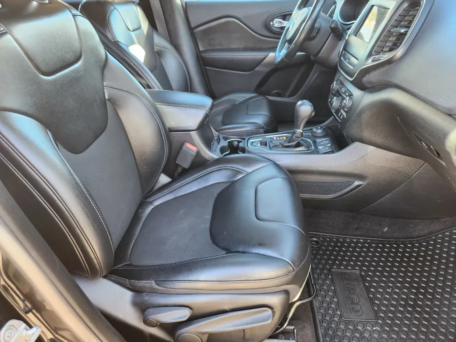 2019 Jeep Cherokee Latitude Plus | Photo 18 of 29