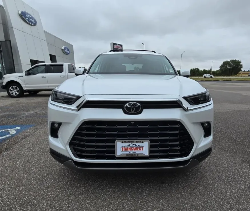 2024 Toyota Grand Highlander | Photo 2 of 33