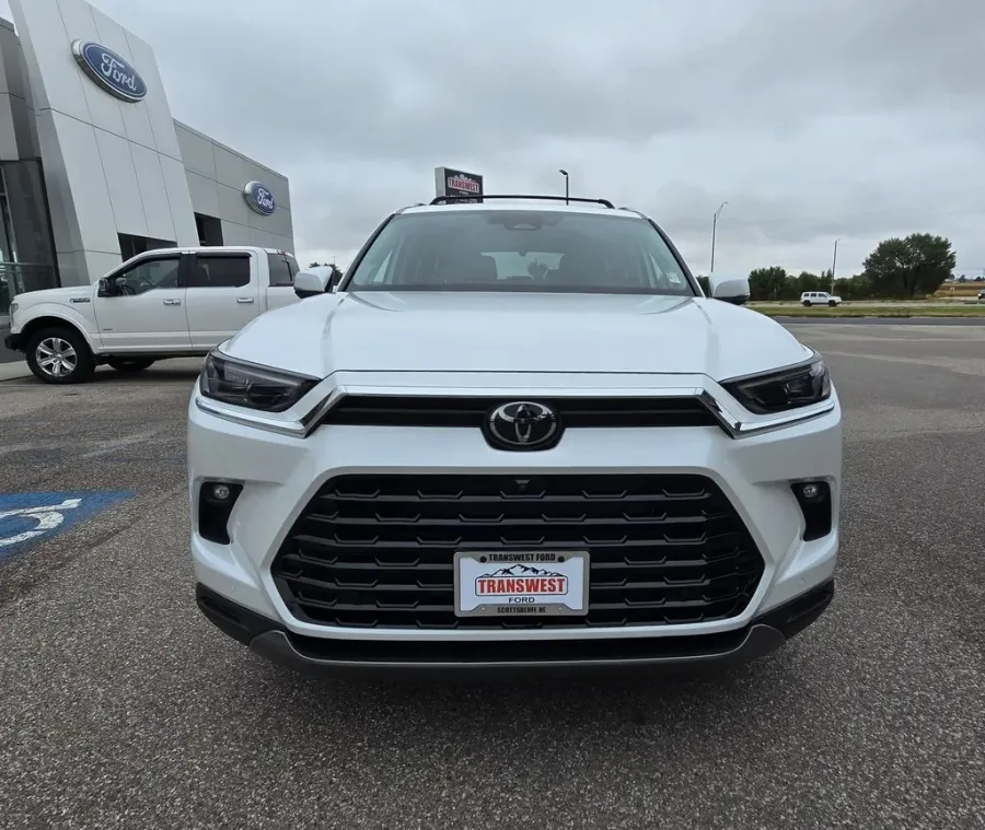 2024 Toyota Grand Highlander | Photo 2 of 33