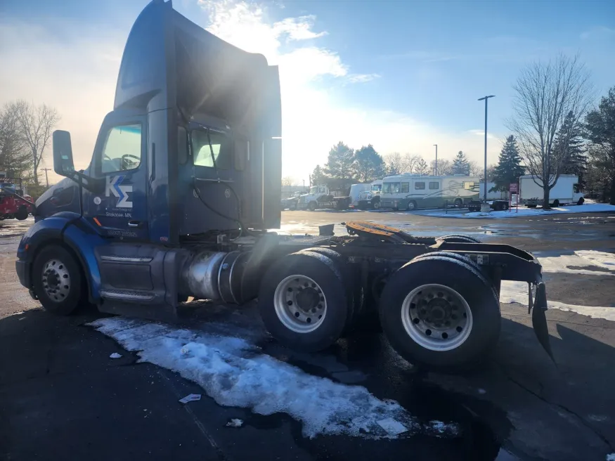2018 Peterbilt 579 | Photo 6 of 12
