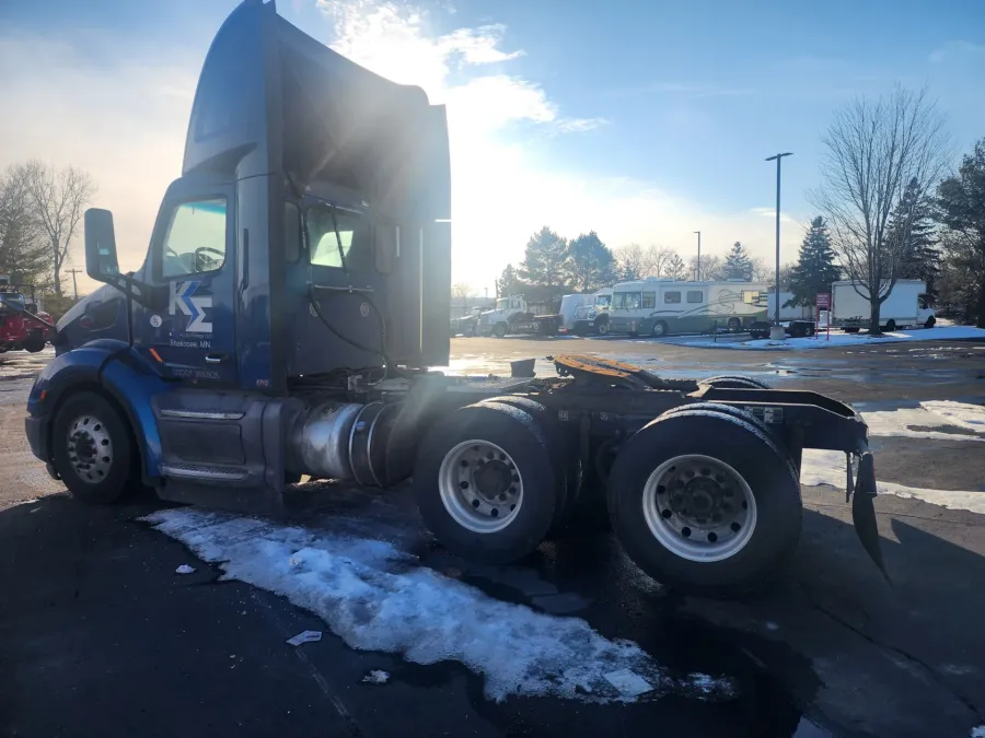 2018 Peterbilt 579 | Photo 6 of 12