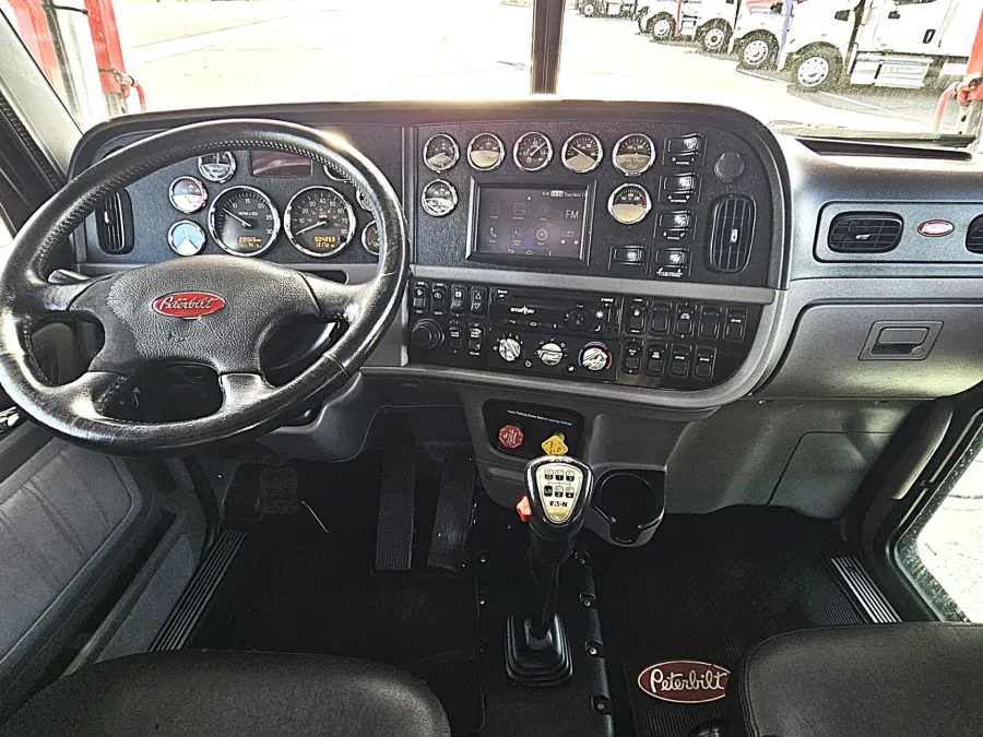 2020 Peterbilt 389 | Photo 32 of 35