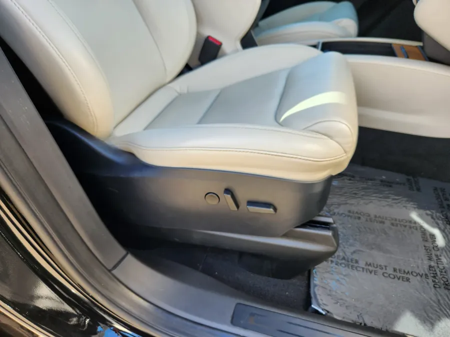 2021 Tesla Model X | Photo 19 of 31