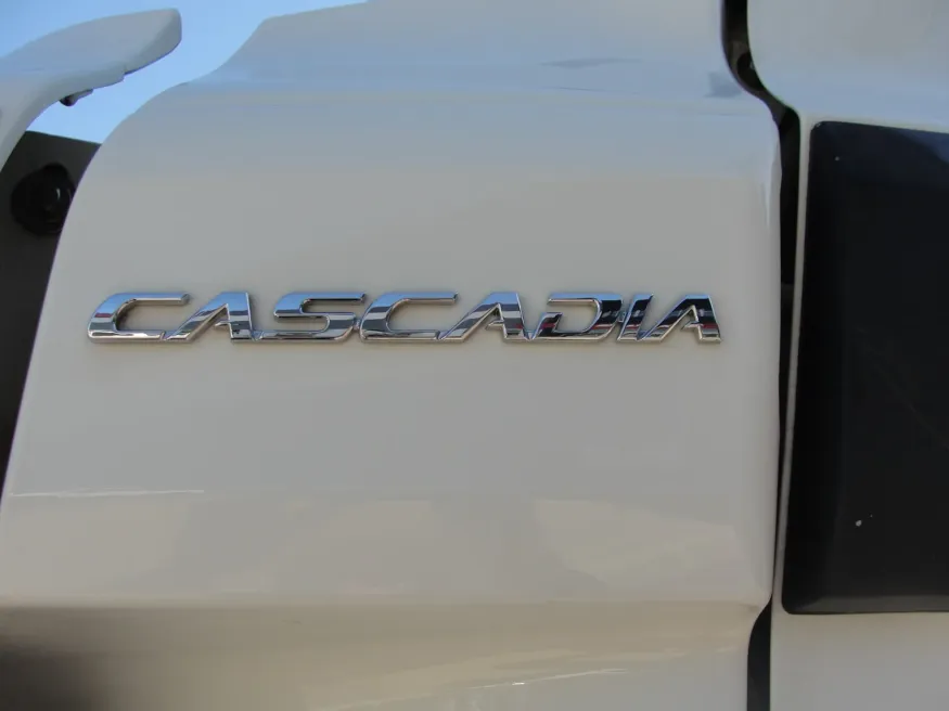 2020 Freightliner Cascadia 126 | Photo 8 of 16