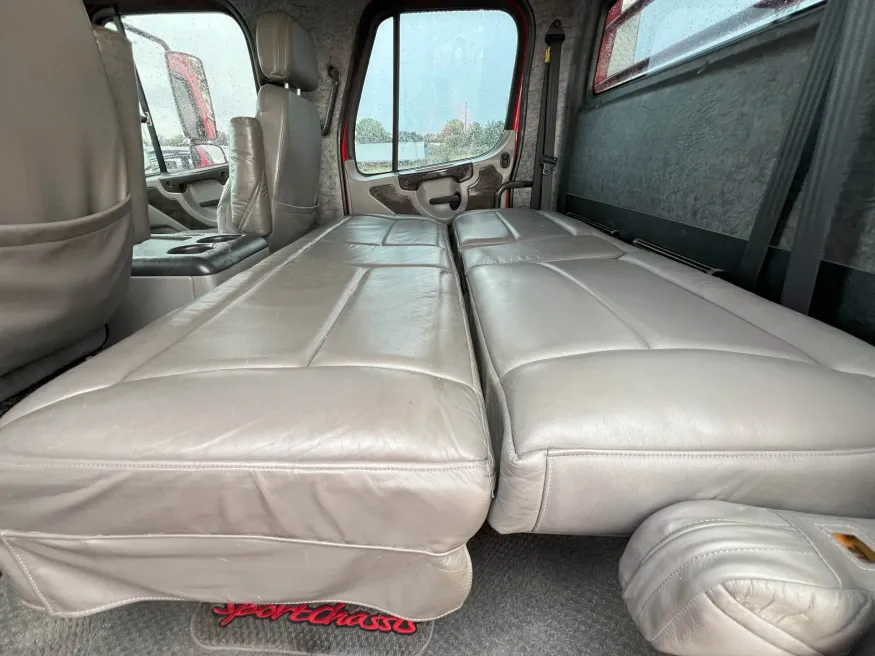 2007 Freightliner M2 106 | Photo 39 of 40