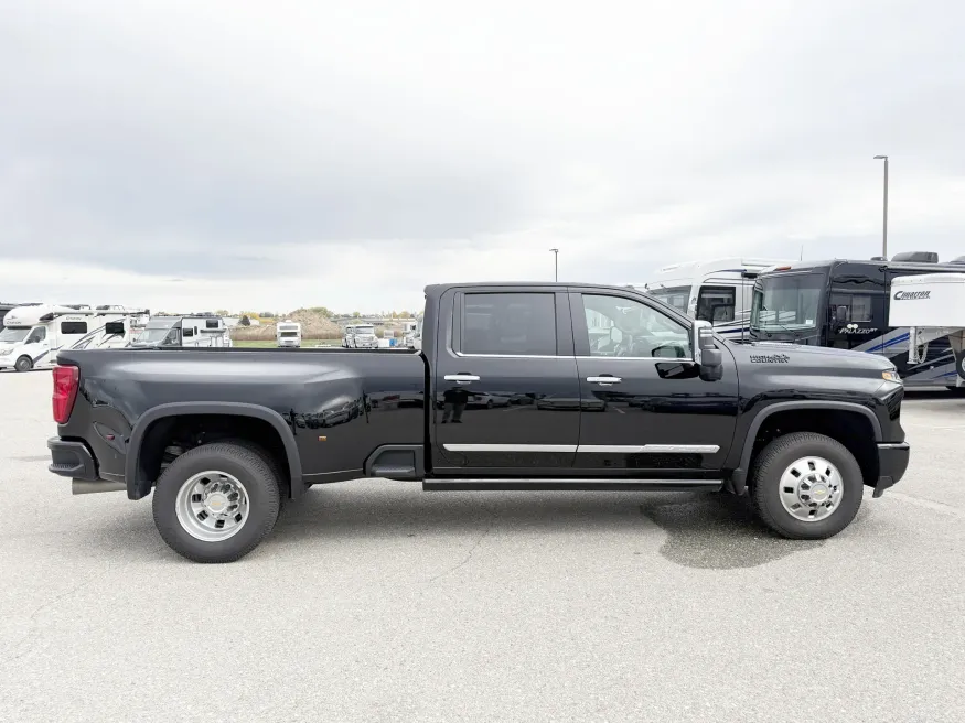 2025 Chevrolet Silverado 3500HD High Country | Photo 16 of 23