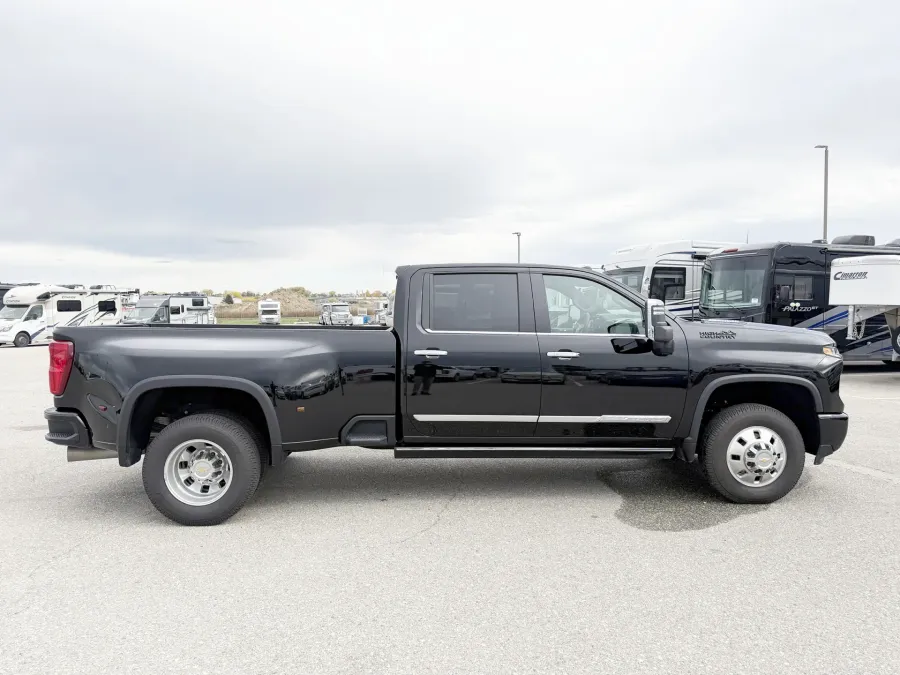 2025 Chevrolet Silverado 3500HD High Country | Photo 16 of 23