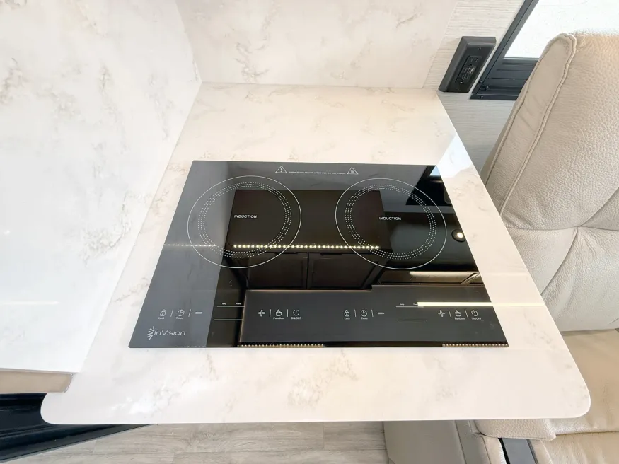 2027 Newmar Freedom Aire 2512 | Photo 13 of 25