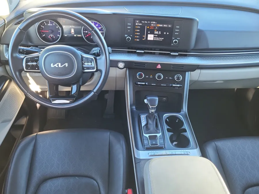 2024 Kia Carnival LX | Photo 17 of 22