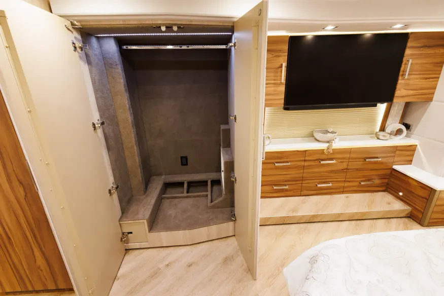 2026 Emerald Luxury Coaches Prevost H3-45 Quad Slide | Photo 17 of 34