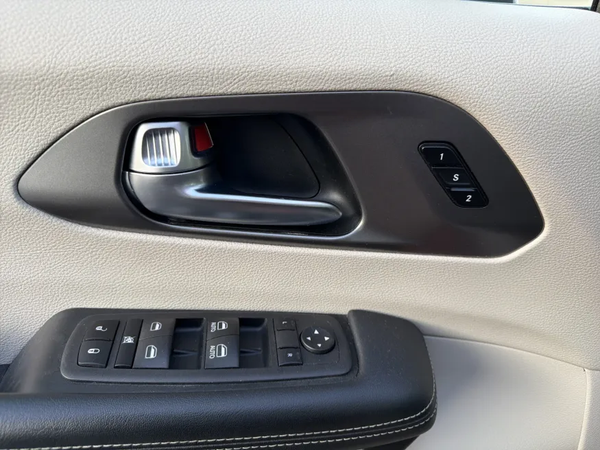 2023 Chrysler Pacifica Touring L | Photo 14 of 23