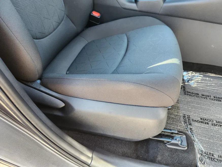 2025 Toyota RAV4 Hybrid XLE | Photo 19 of 30