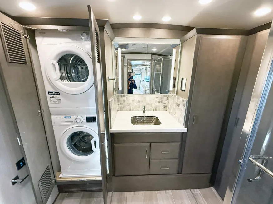 2026 Newmar Mountain Aire 4118 | Photo 18 of 31