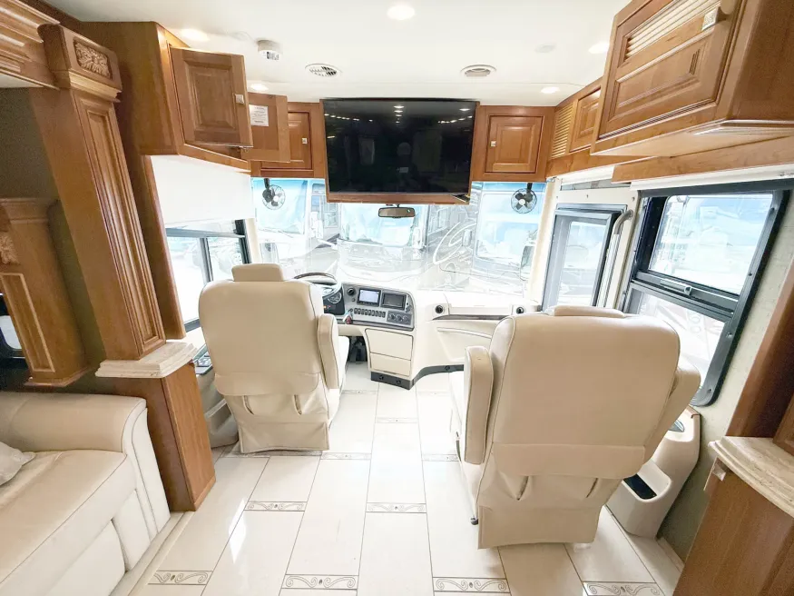 2013 Tiffin Zephyr | Photo 6 of 32