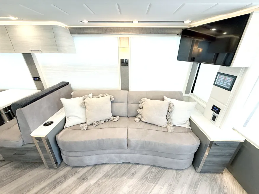 2023 Emerald Prevost H3-45 Triple Slide | Photo 8 of 35