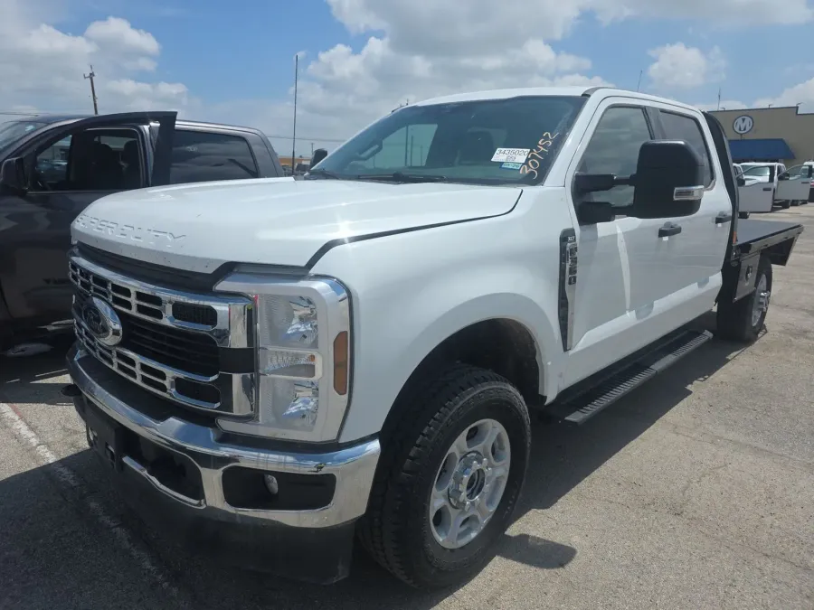 2025 Ford Super Duty F-350 XLT | Photo 2 of 2