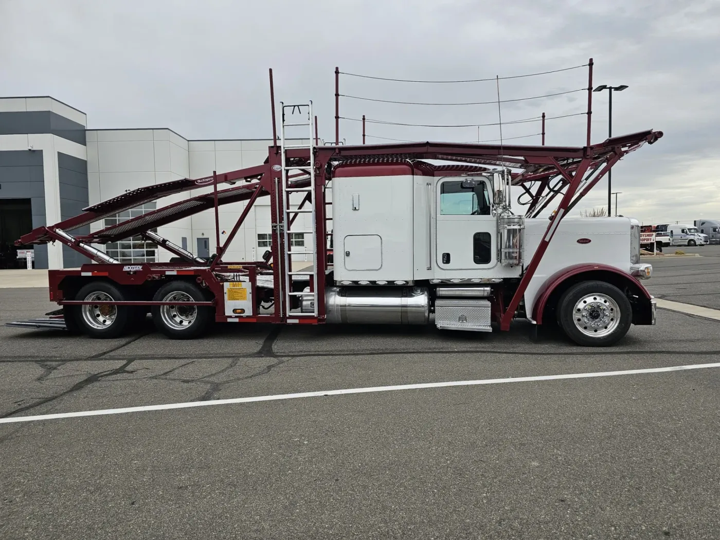 2023 Peterbilt 389 | Photo 4 of 21