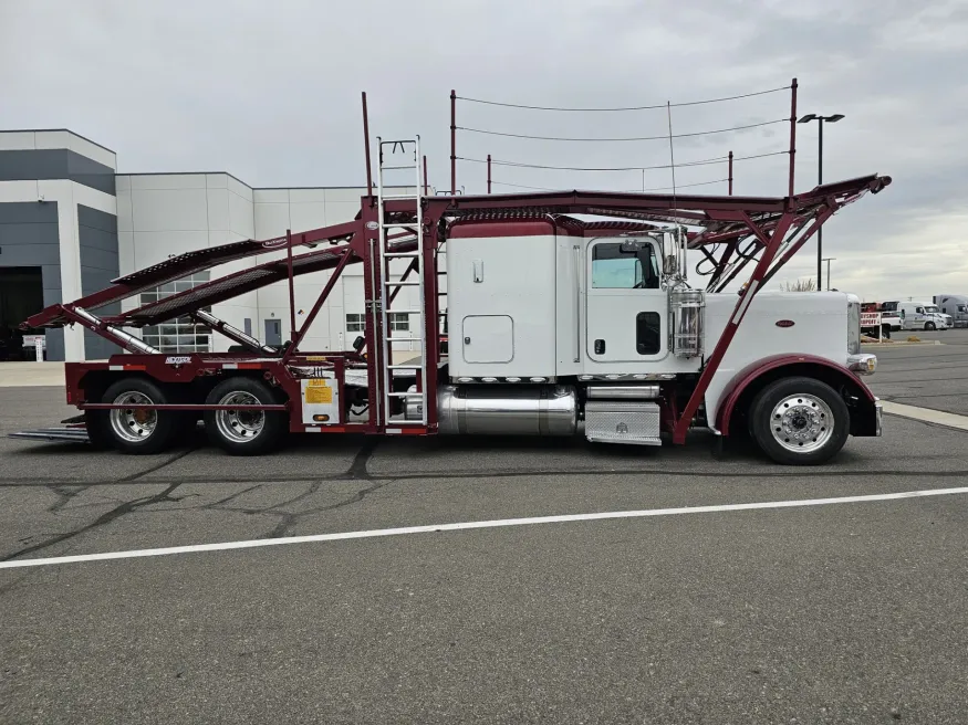 2023 Peterbilt 389 | Photo 4 of 21