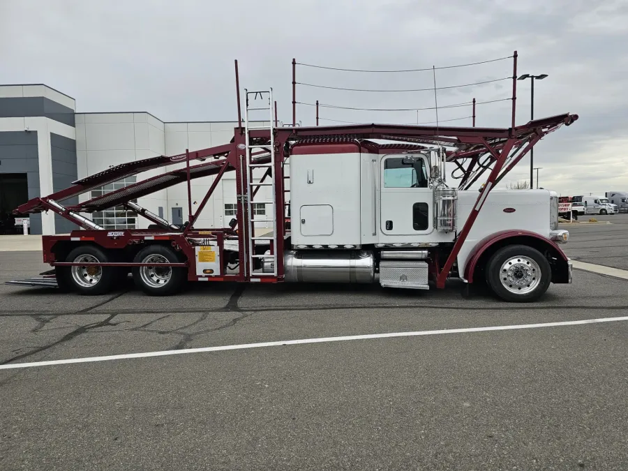 2023 Peterbilt 389 | Photo 4 of 21